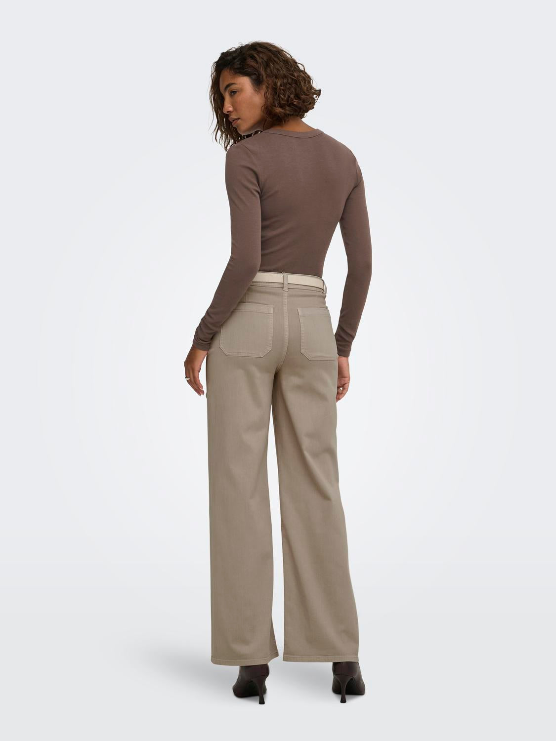 model_shot-back